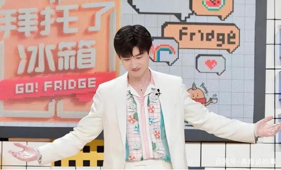 白敬亭穿白色背心抱宋轶,白敬亭宋轶穿同款衣服秀恩爱