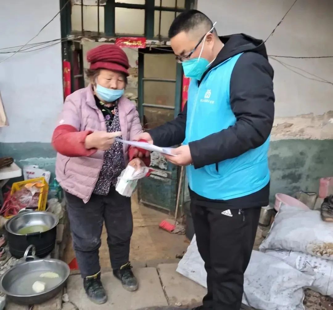 情系老人温暖晚年,情系贫困户冬日送温暖