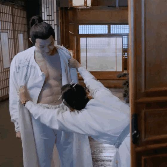 娱乐圈还有哪些假臀假肌肉,假臀假肌肉假肩膀的明星们