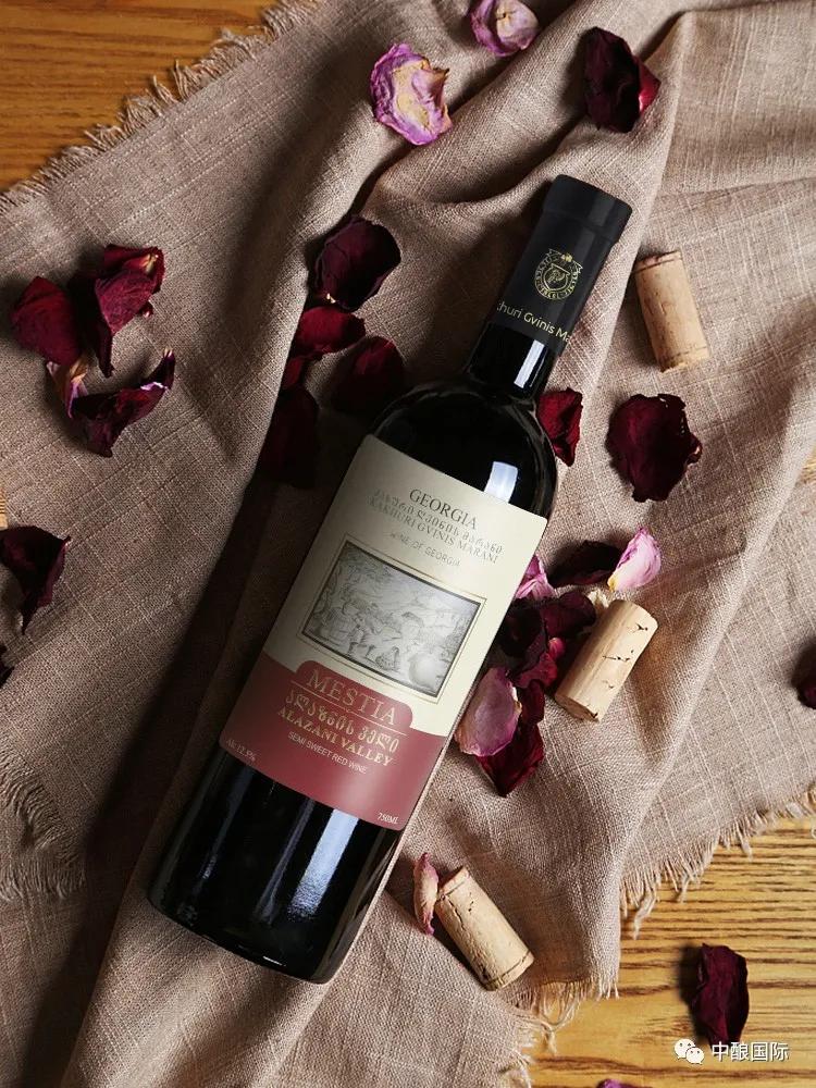 葡萄酒舌头染色,喝葡萄酒嘴唇会染色