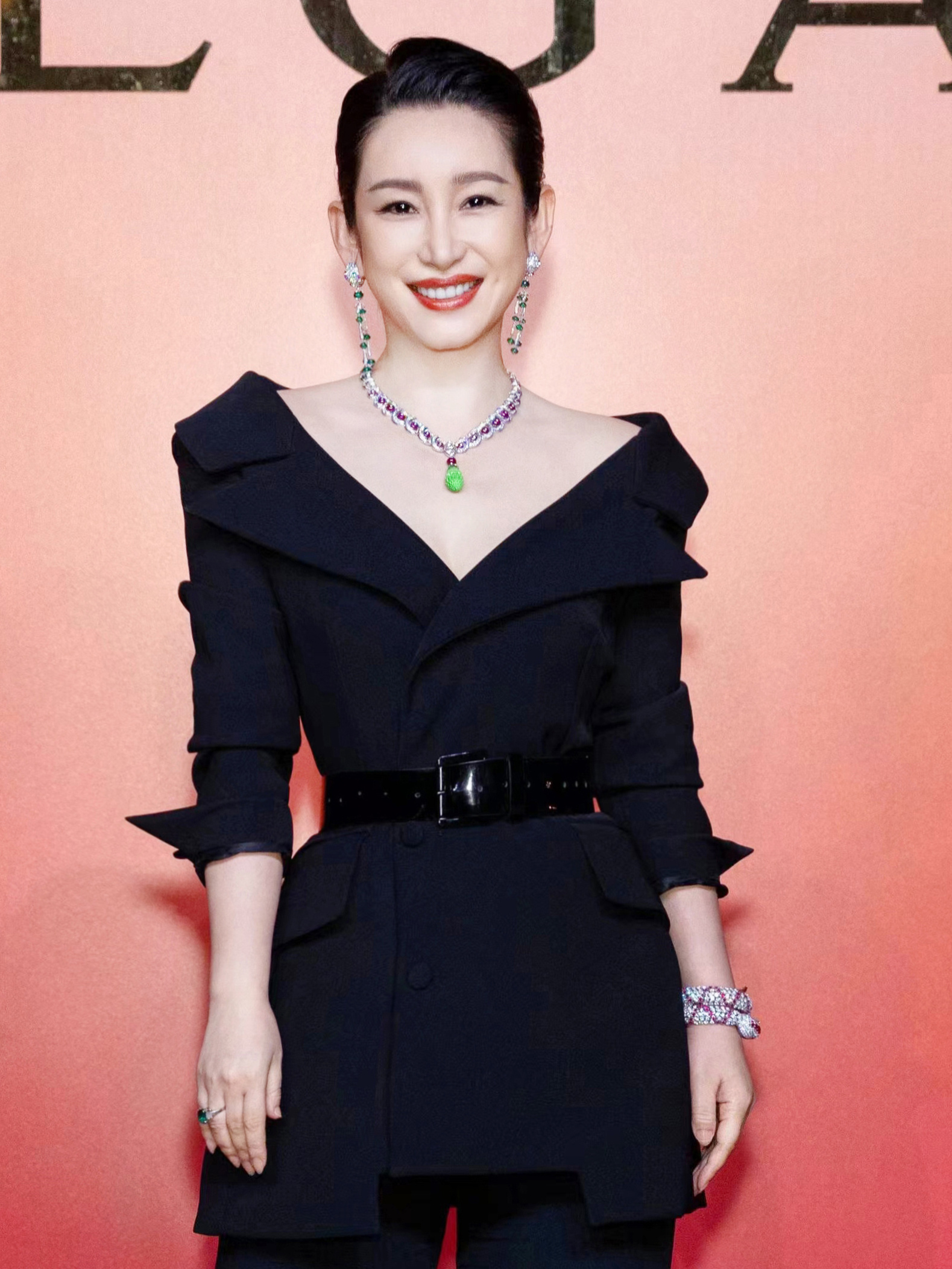 赵露思红毯一言难尽,赵露思倪妮红毯