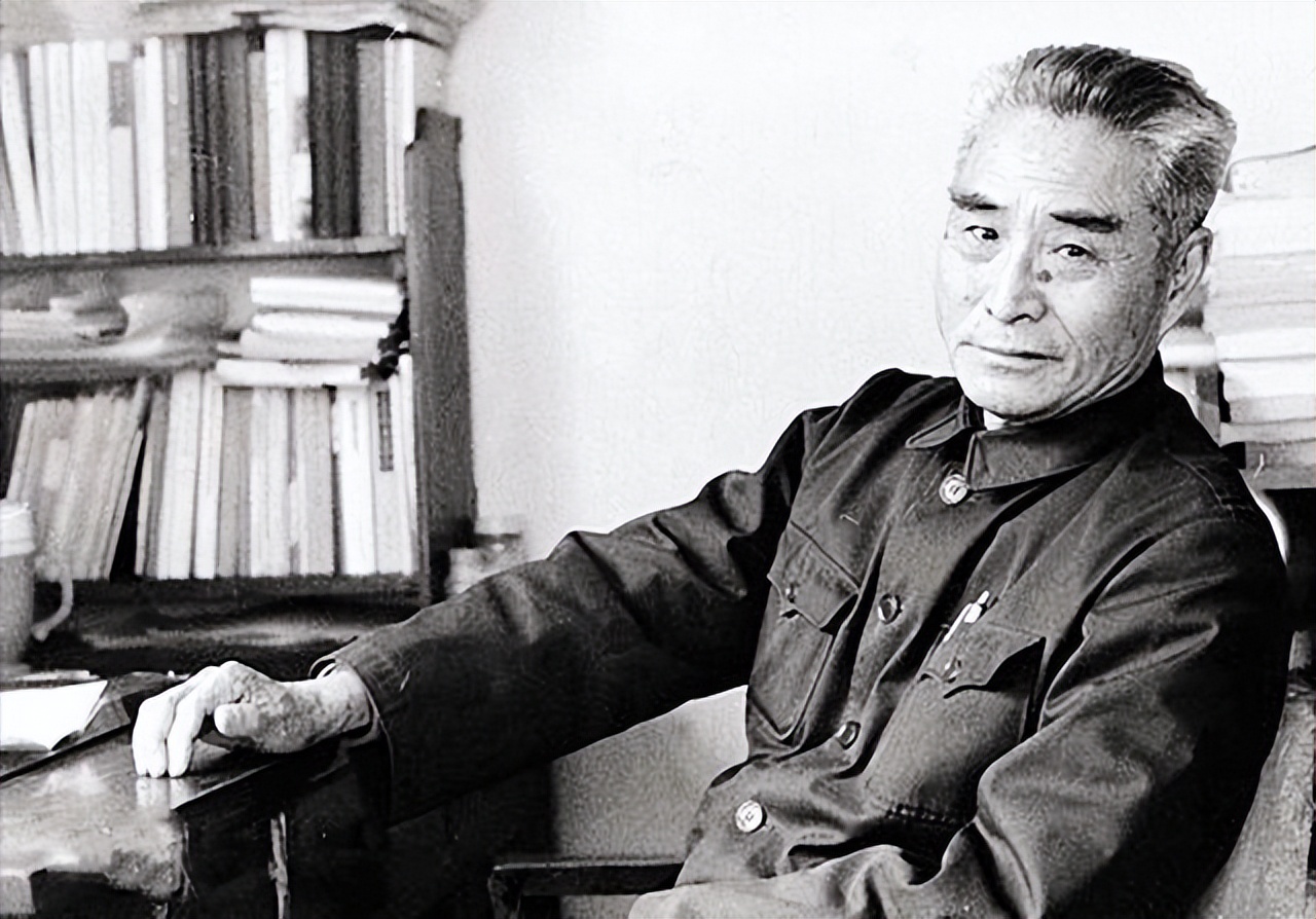 蒋军忍饥挨饿，蒋校长却空投“激励信”，士兵大骂：这有啥用