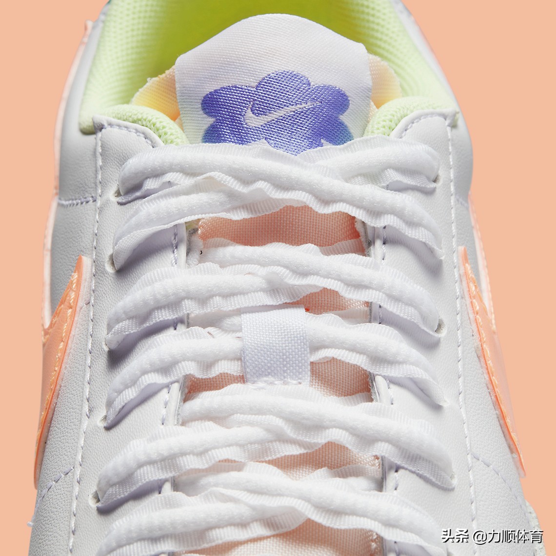 鞋带从鞋底穿过的一款鞋子,鞋带从鞋头开始的马丁靴