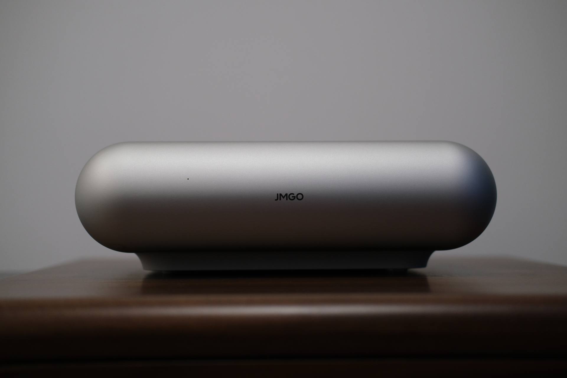 家里空间不够投影仪没法用，看看这台坚果O1S短焦投影仪