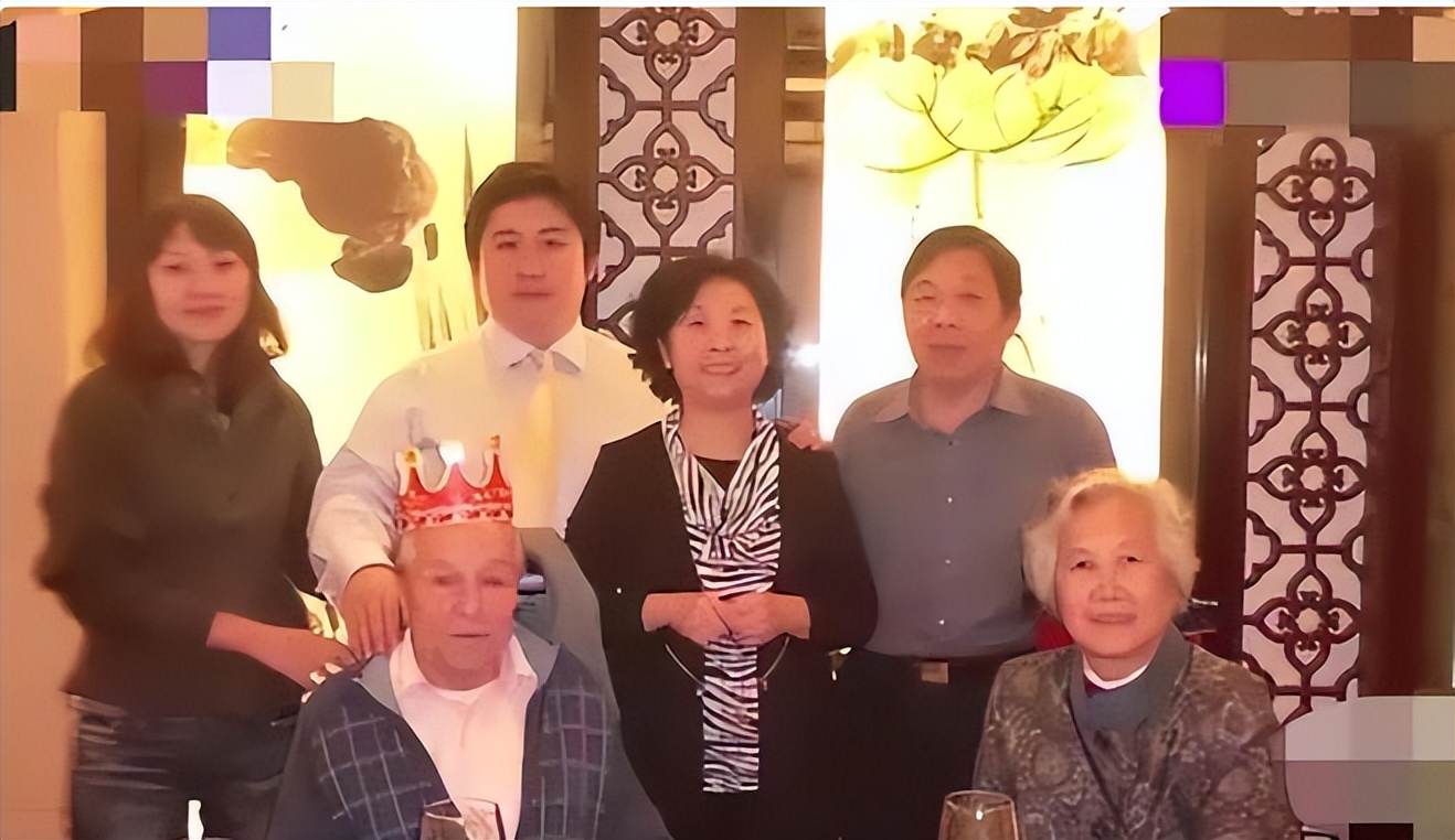 河南小伙报恩瑞士房东素材,中国小伙为英国房东养老