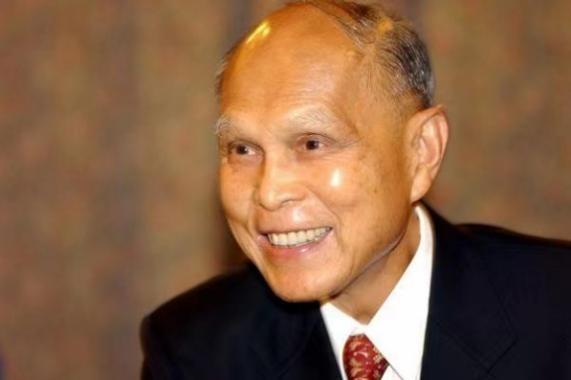 36年前英女王访华，霍英东买了一辆顶配劳斯莱斯招待，用完直接捐