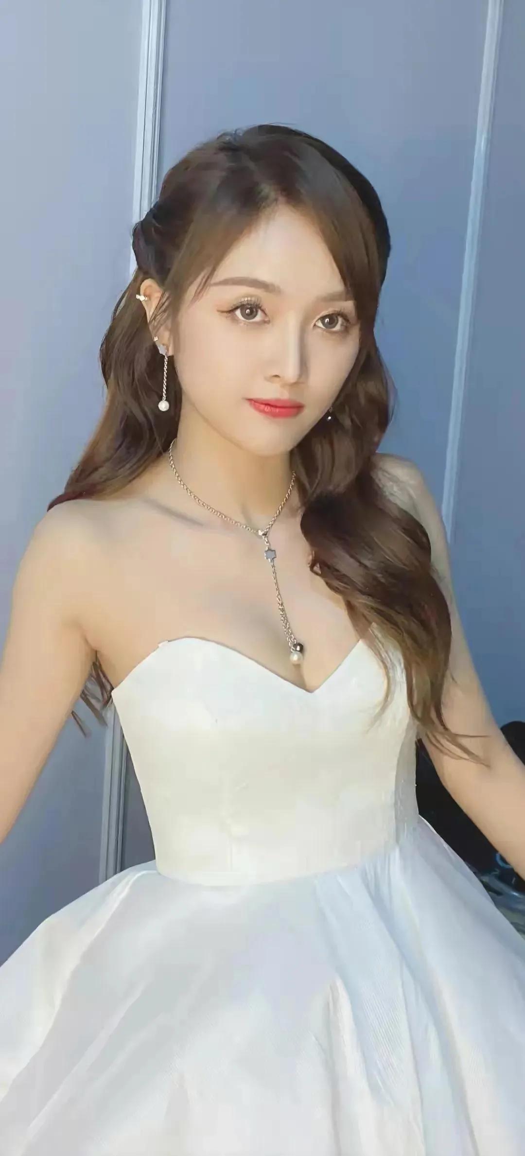 演4部剧，收入上亿元，日收入30万以上，娱乐圈的豪，无人可知