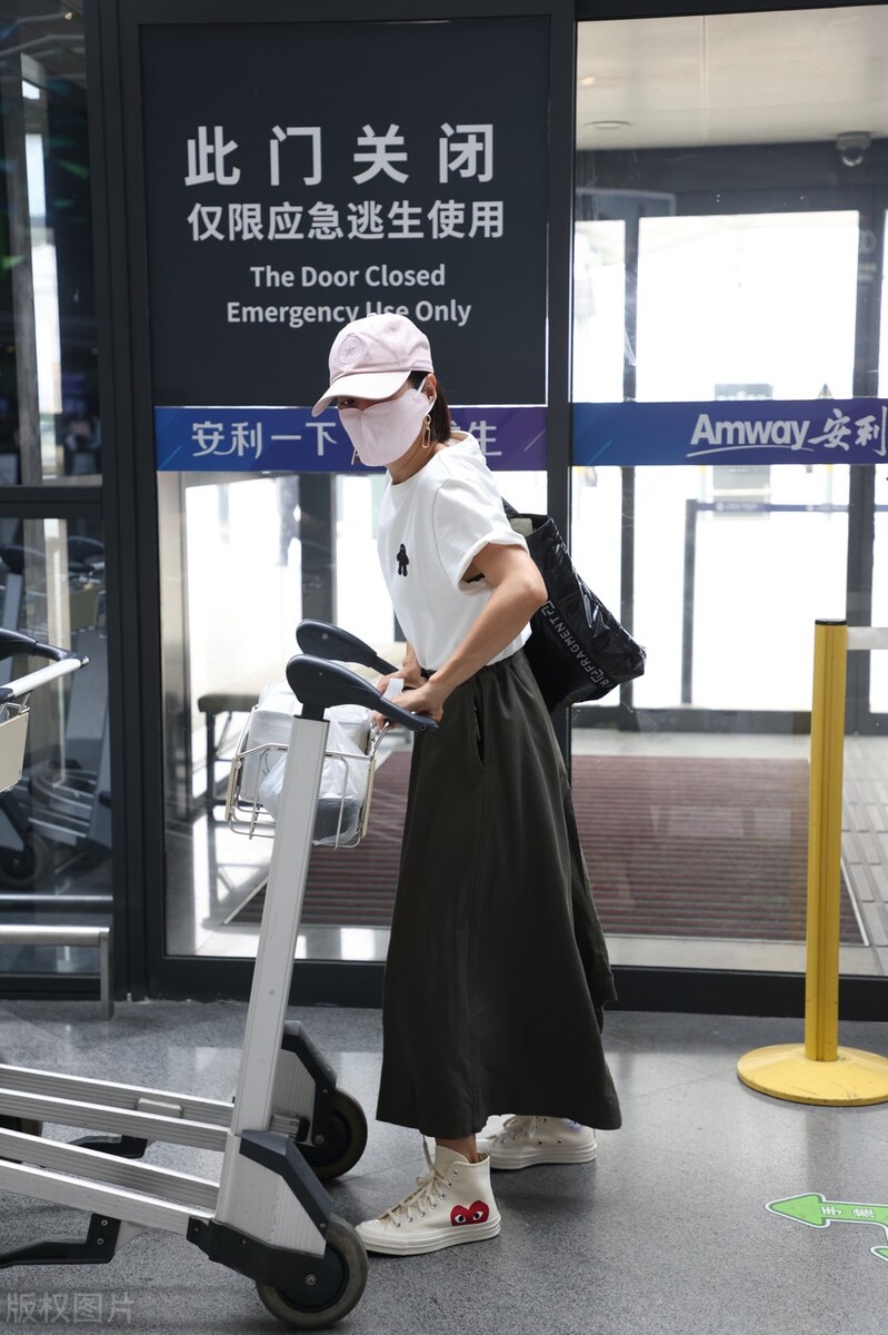 马伊琍最新穿搭羽绒服现身机场,马伊琍短裤现身机场