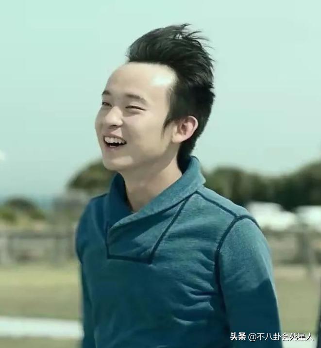 男人味也能“造假”？眉毛稀疏、画腹肌、贴鬓角，张艺兴差距最大