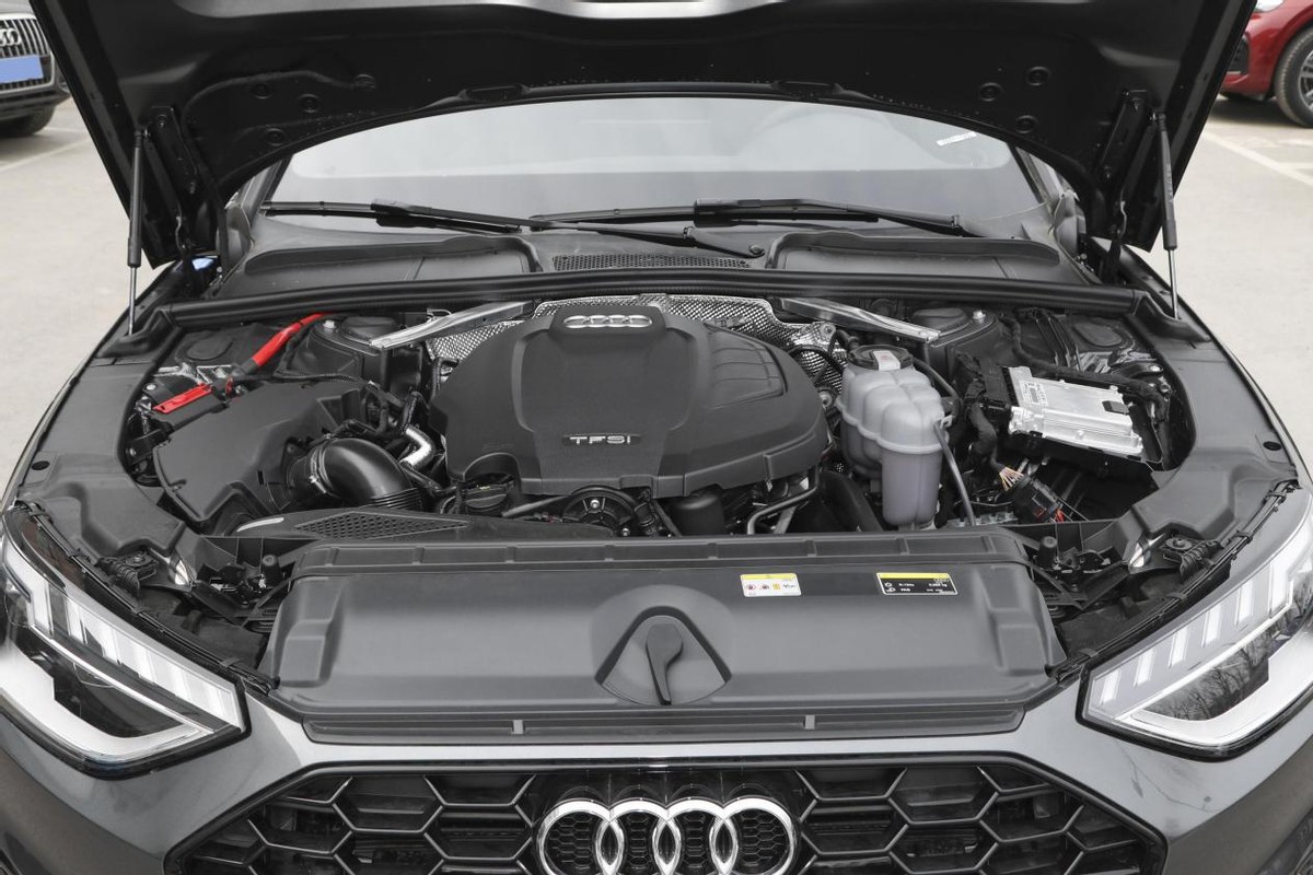 奥迪a4l2019款45tfsiquattro,轴距2.8米以上紧凑型