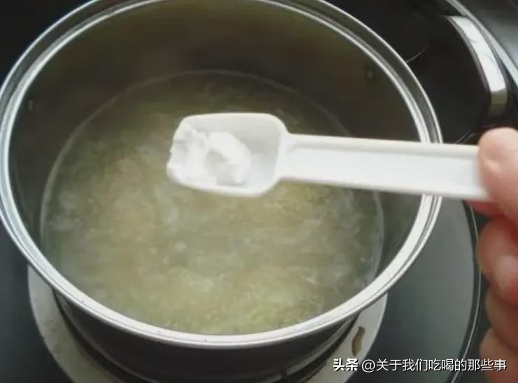熬小米粥时直接下锅煮是大忌,熬小米粥为什么不黄