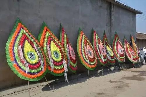 白事小孩拿花圈,白事儿花圈挽联