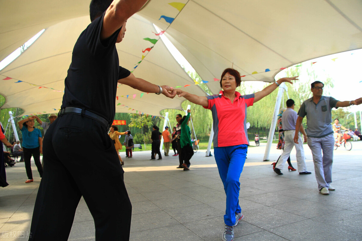 60岁大妈与男友相恋十年未果,60岁大妈与男友相恋