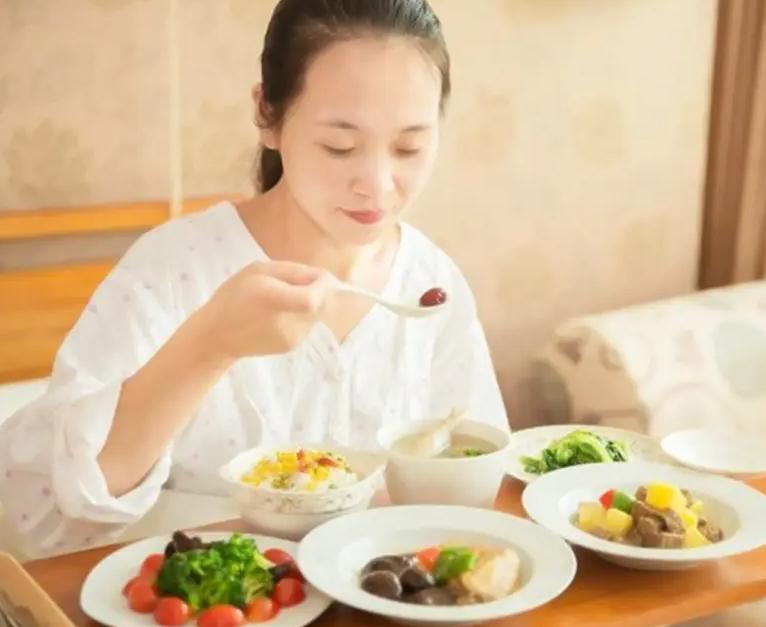 喂母乳的正确避奶姿势,母乳喂奶怎么样才是正确的