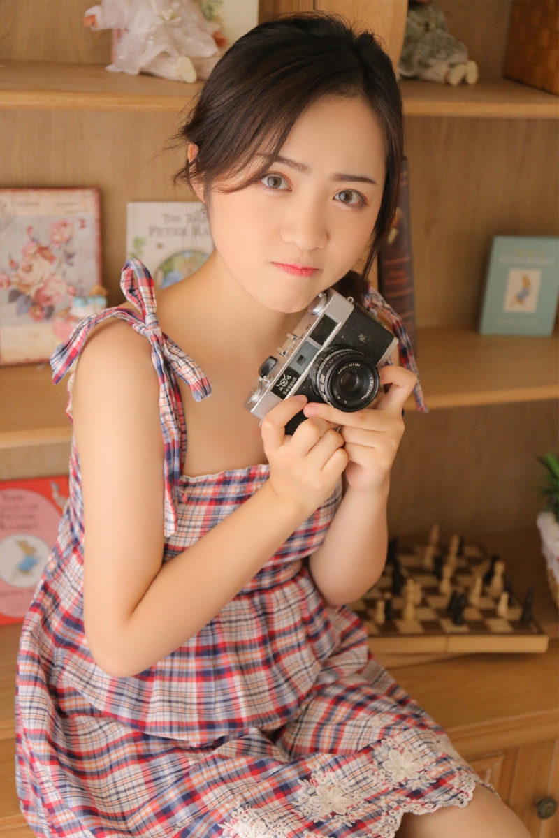 气质吊带裙美少女户外写真,蒋梦婕吊带格子裙写真