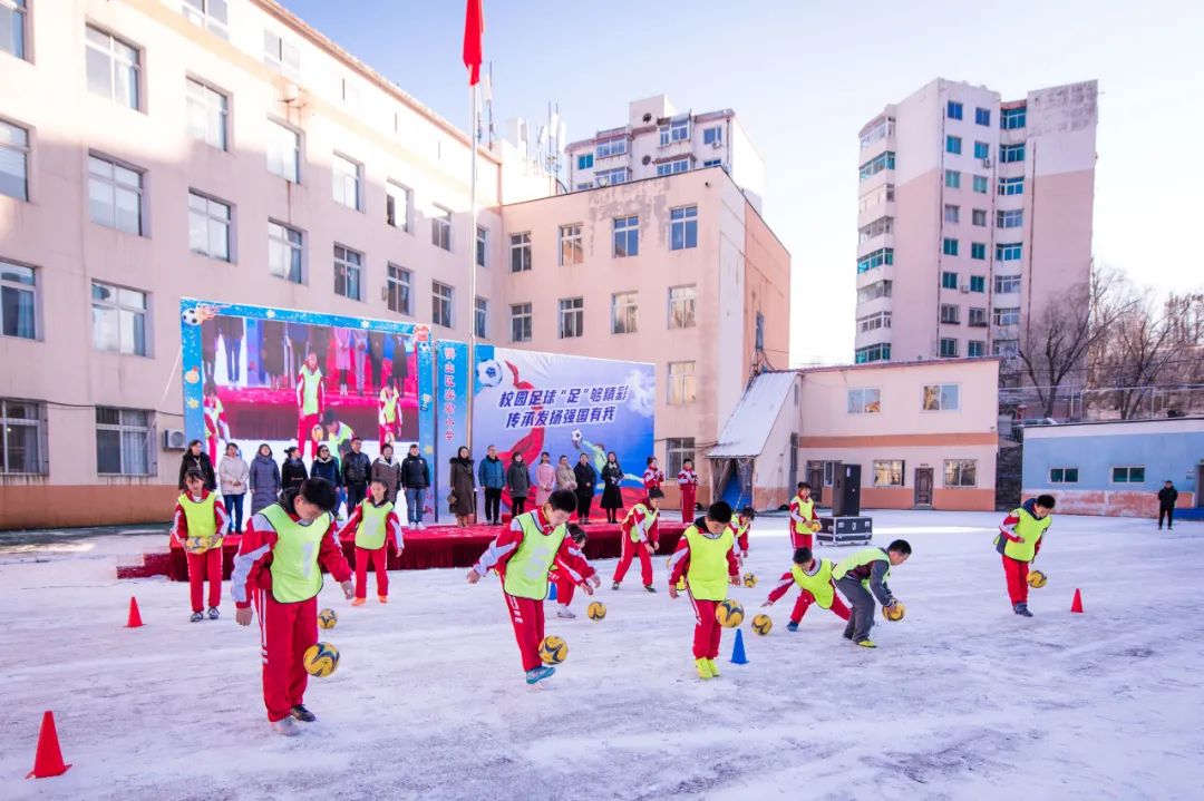赓续足球文化献礼*党**二十大——明山区实验小学新学期主题升旗仪式