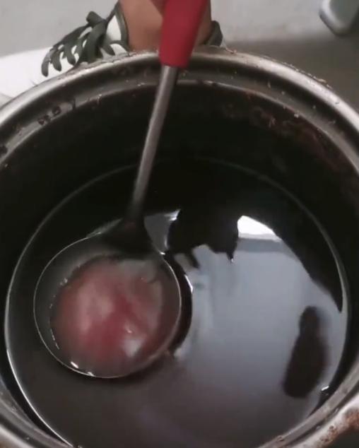 一女子煮绿豆汤拿勺子舀不起来,女子加冰糖熬绿豆汤