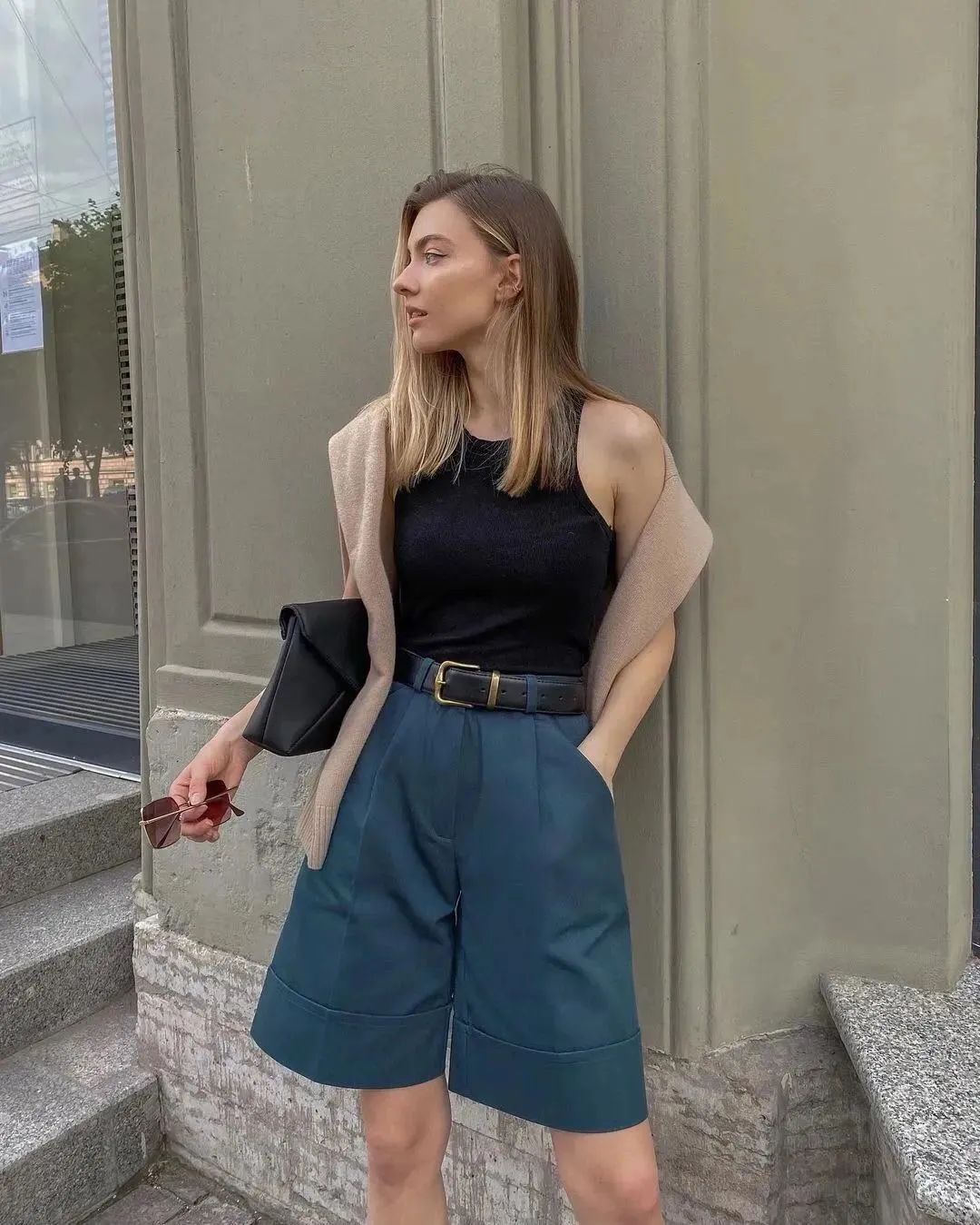 今年最流行的穿搭冬季短裤,时髦百慕大短裤穿搭