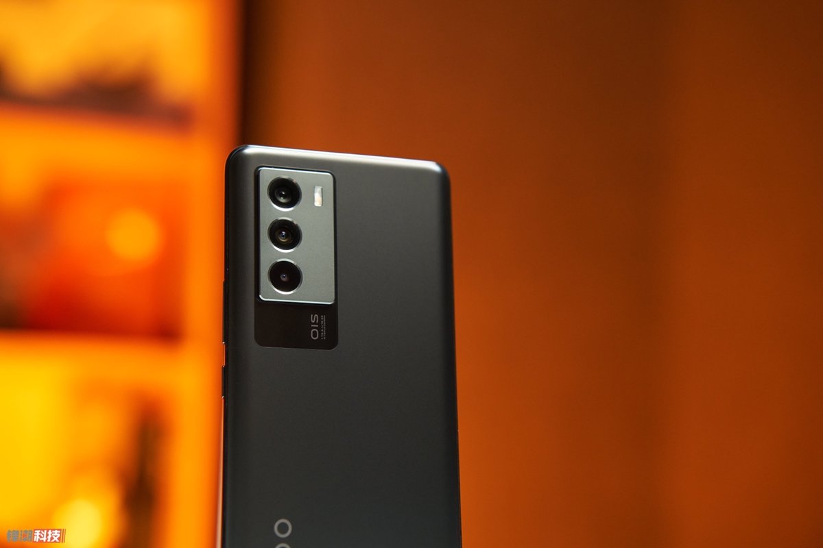 真我neo2和iqooneo5哪个好,iqoo5和iqooneo5哪个强