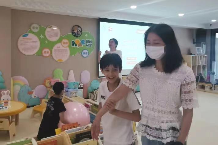 增进亲子互动在互动中穿插沟通,亲子面对面肢体互动游戏