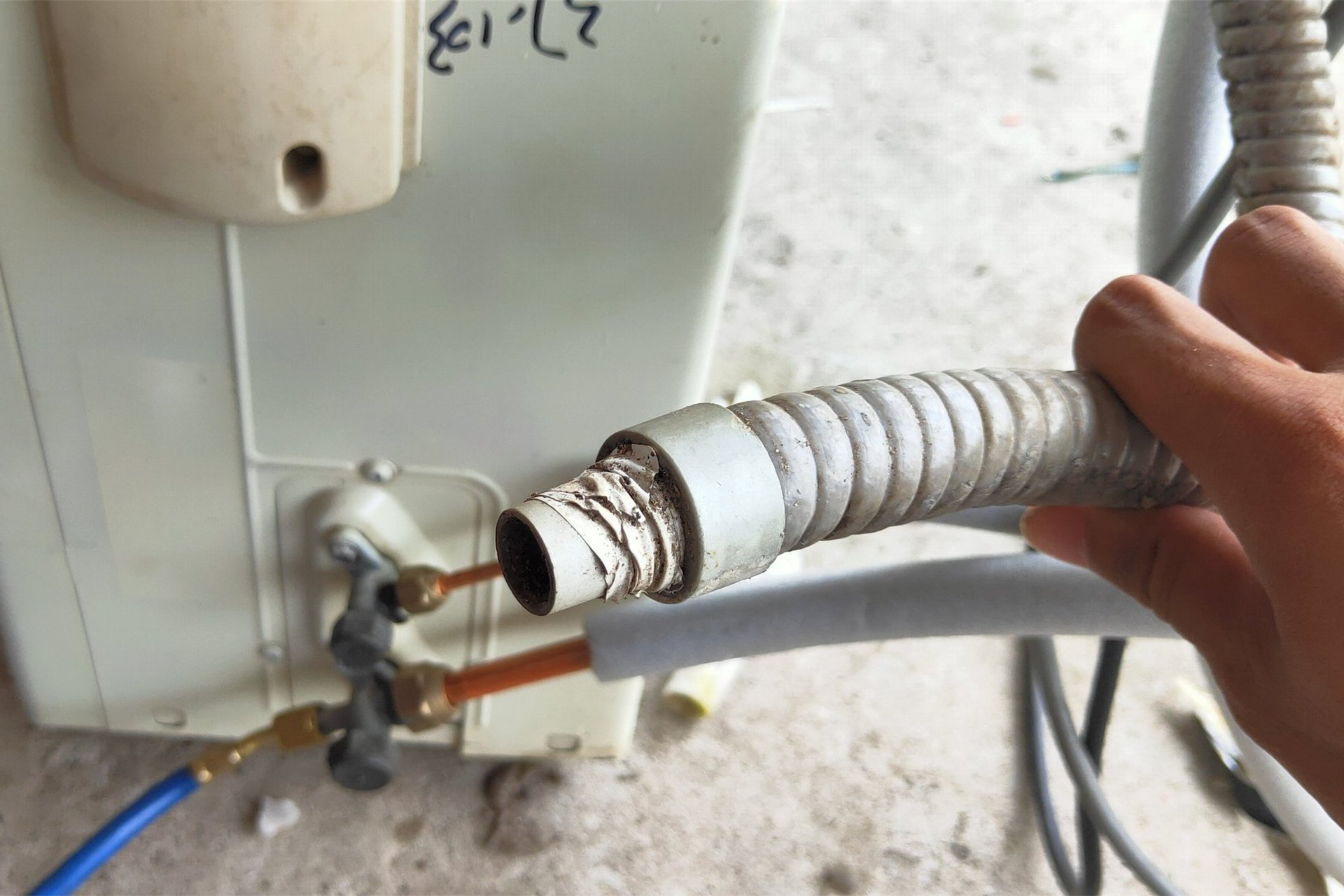 空调漏水维修师傅,空调漏水找师傅来修两百块钱