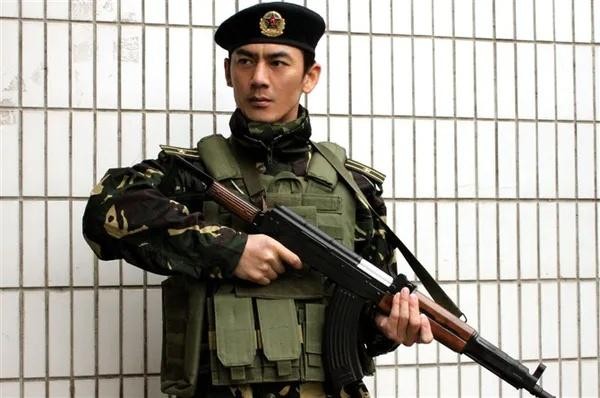 硬汉任天野8岁被家人抛弃,从小被父母抛弃任天野