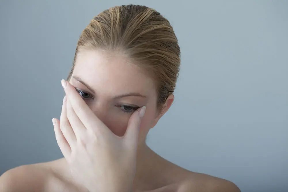 眼睫毛倒长会有哪些症状,生理现象导致眼睫毛倒长