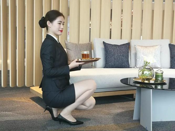 售楼小姐为什么卖房,售楼小姐一月卖不出房子