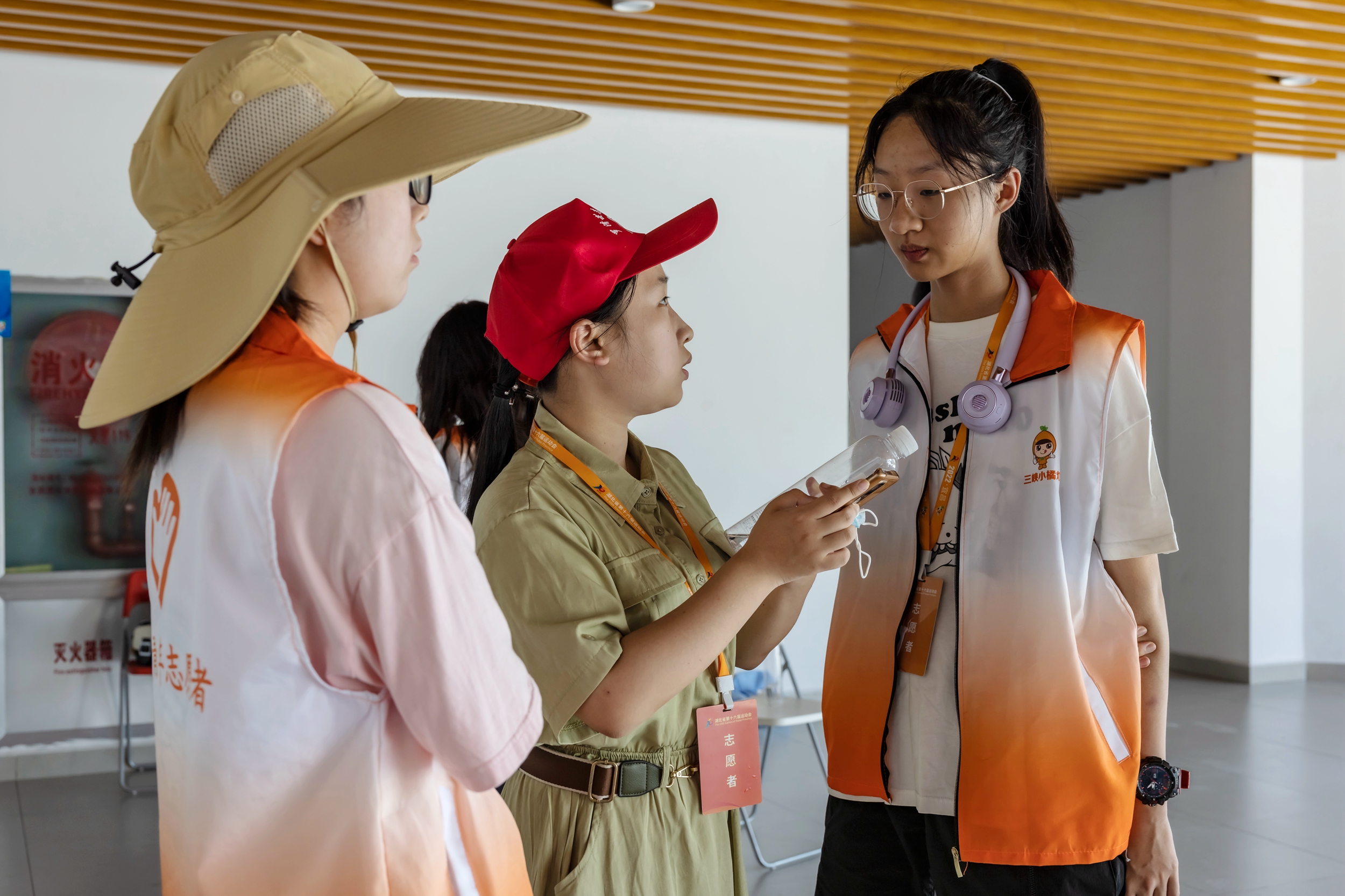 湖北宜昌：大学生罗清芸暑假回乡带领志愿者为省运会赛事服务