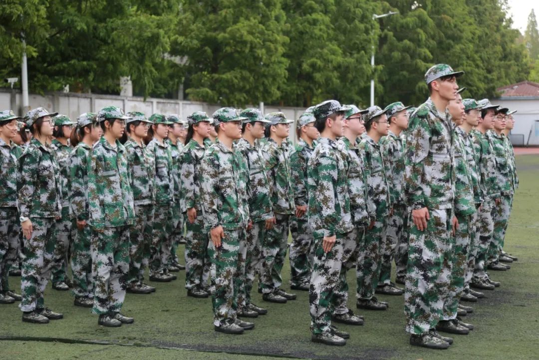 军训英姿飒爽的背后是汗水换来的,军训用汗水向青春致敬