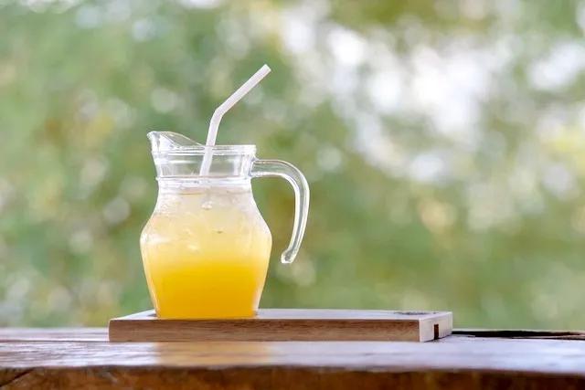 炎炎夏日喝杯冰饮,炎热的夏天来一杯蜜茶