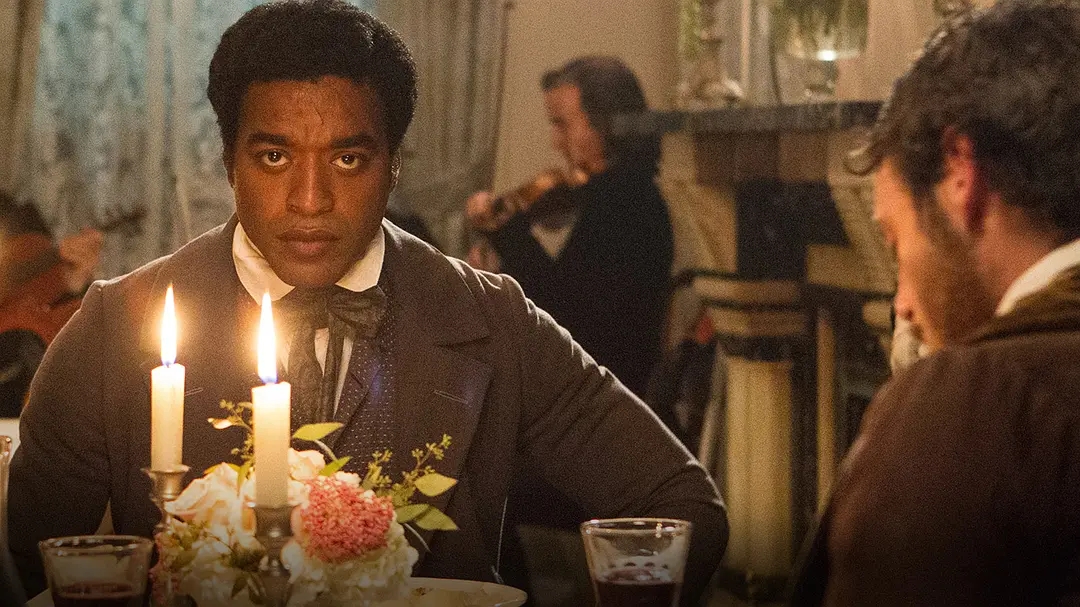 刻印在身体的*行暴**，《为奴十二载》营造一个历史与现实交织的空间