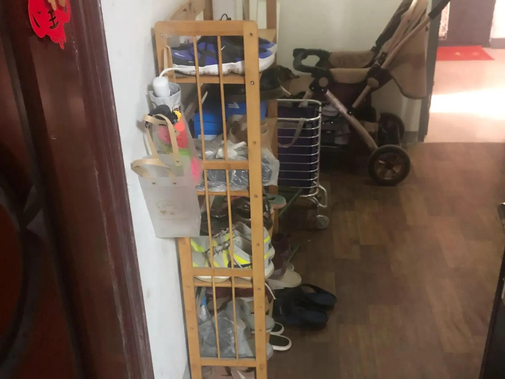 我家邻居咋想的，把鞋架放在公共区域，上面还放二把刀几个意思