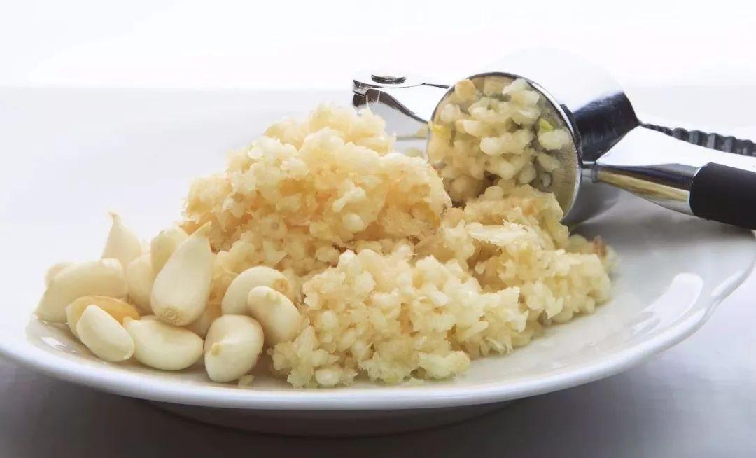 吃大蒜抗肿瘤成功案例,45岁女子吃大蒜抗肿瘤成功