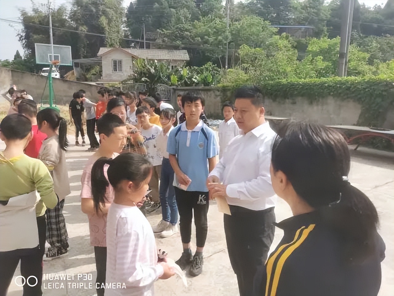 南充市共兴小学关爱留守儿童,四川关爱留守儿童公益行