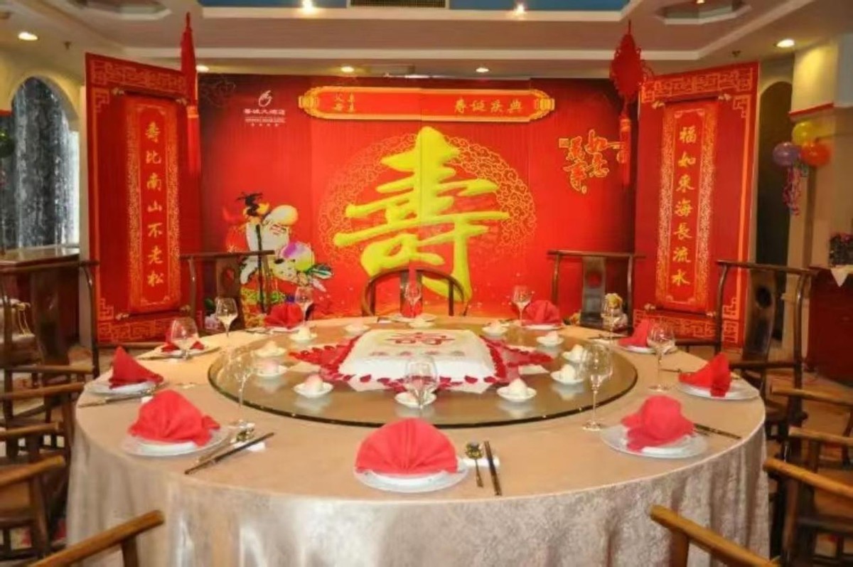 山东一老人办寿宴,山东一大爷吃酒席