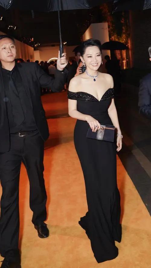 看烦了满屏的“纸片人”“排骨胸”，这几位有肉感的女星才是真美