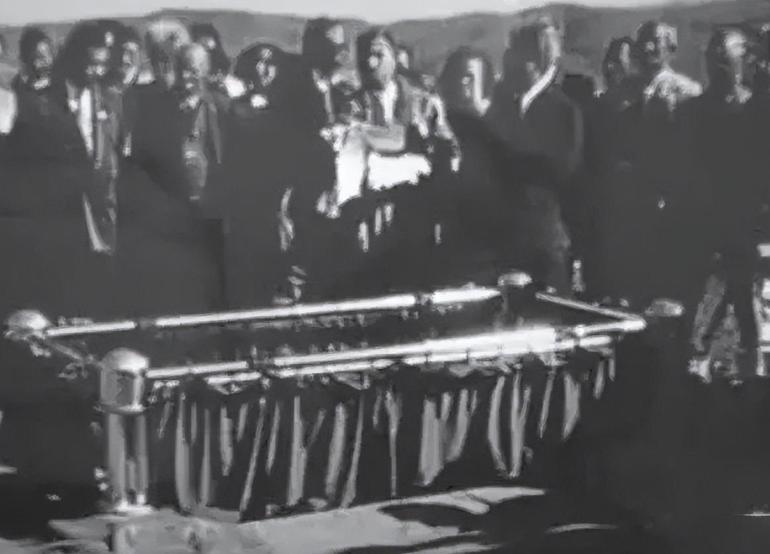 非洲女孩巴特曼因有巨臀,一生被赤身裸体展览,死后还被做成标本