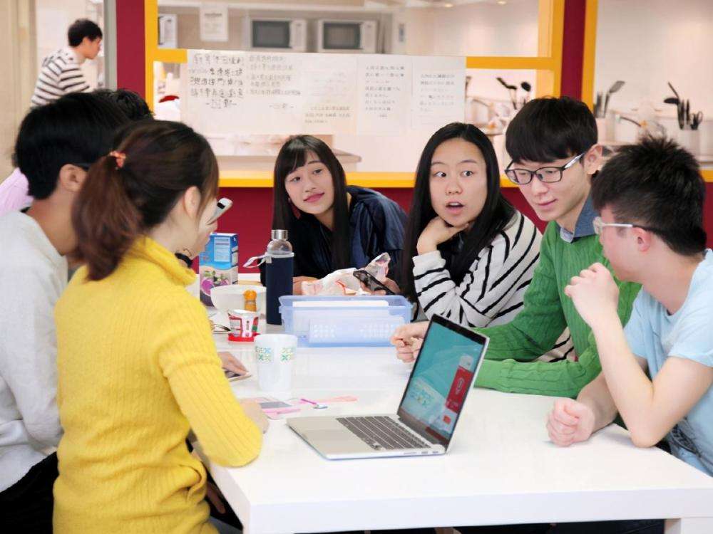 大一新生带着冰箱来报道,大一新生报到需要带什么