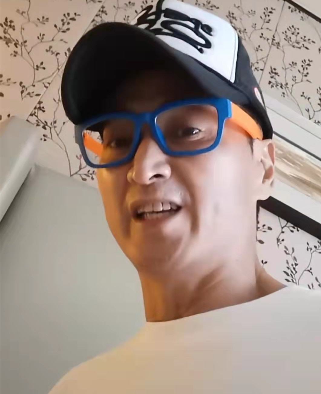 展昭何家劲至今单身,展昭何家劲为啥退出演艺圈