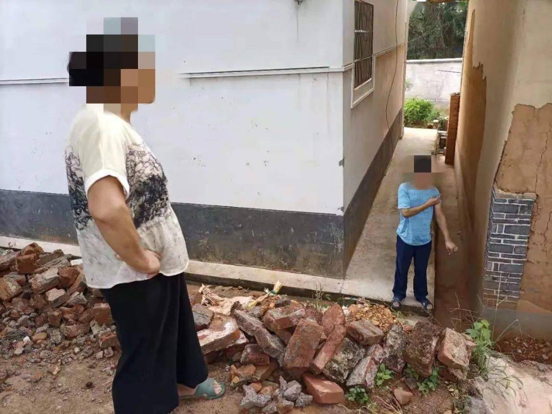 你让我无家可归，我杀你全家！男子怒砍邻居一家5口后，畏罪自杀