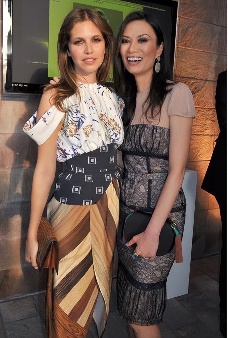 达莎·朱可娃和罗曼阿布拉莫维奇 (达瑞亚·达莎·朱可娃2009年)