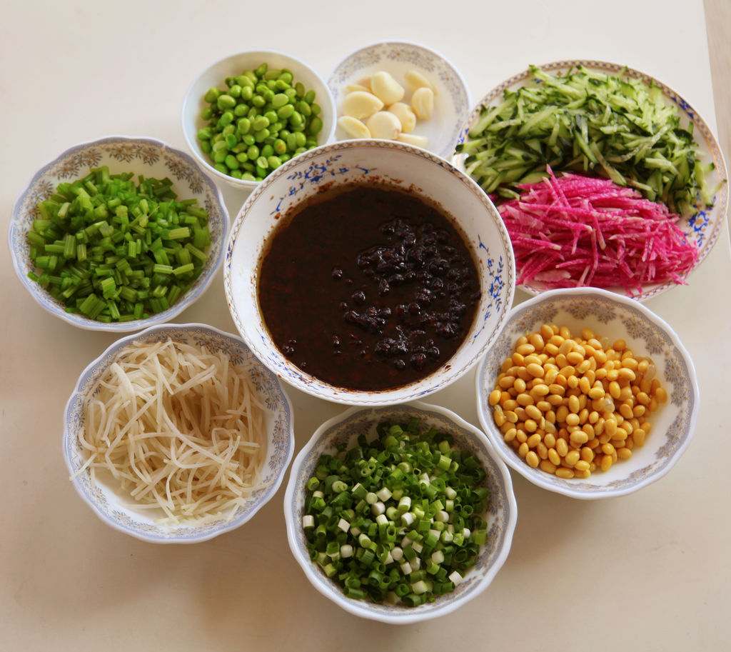 炸酱肉丝面条怎么做最好吃,芹菜炒肉炸酱面的做法