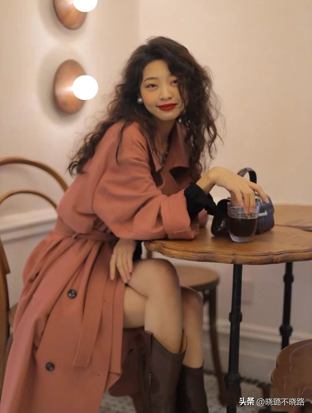 米白色风衣搭配黑色半筒靴子,风衣怎么搭配靴子好看