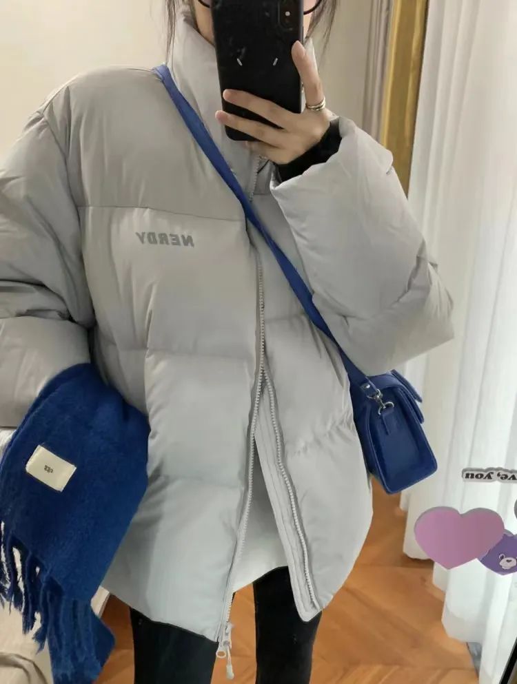 羽绒服卫衣裙搭配,今年流行穿搭羽绒服加什么靴子