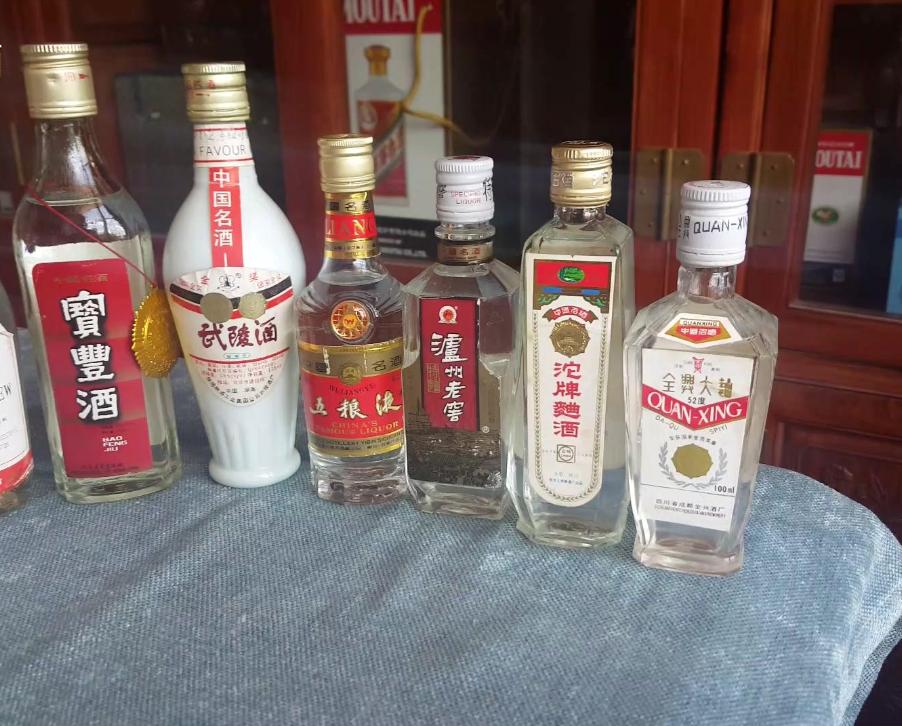 实体店买的酒怎么比网上贵好多,同一款酒不同商超价格不一样