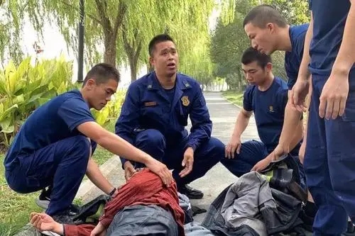 24岁姑娘与85岁老人拍婚纱照,24岁小伙和84岁老奶奶拍婚纱照