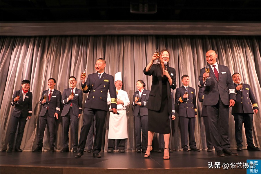 悬挂五星红旗豪华邮轮招商伊敦号，穿过百年历史尘烟再次启航