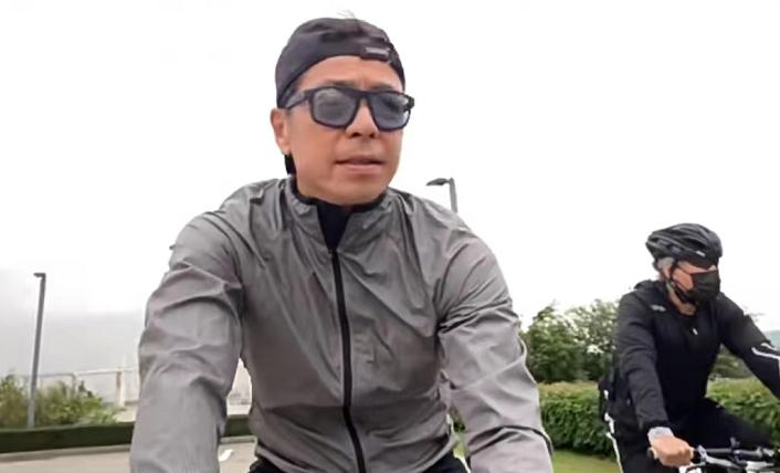 59岁张耀扬自驾游澳门！须发皆白仍有型，边骑单车边玩手机引担忧