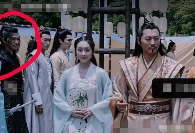 洒枸杞假装喷血、演尸体玩手机，这些穿帮镜头好敷衍，个个离谱